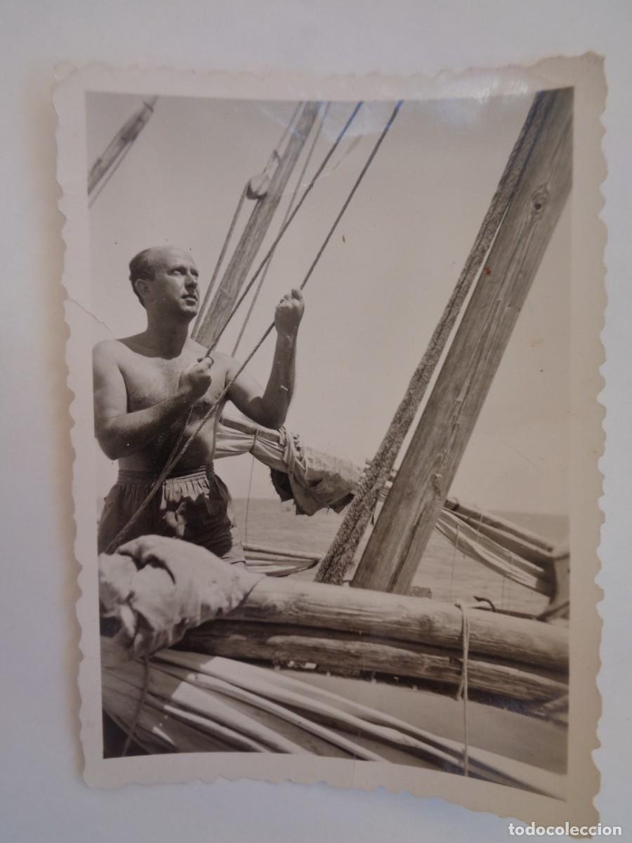 Fotograf&iacute;a antigua: FOTO DE HOMBRE EN BA&Ntilde;ADOR EN UN BARCO MANIPULANDO LOS CABOS