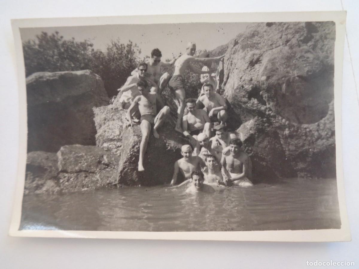 Fotograf&iacute;a antigua: FOTO DE HOMBRES EN BA&Ntilde;ADOR EN UN RIO SOBRE UNAS ROCAS