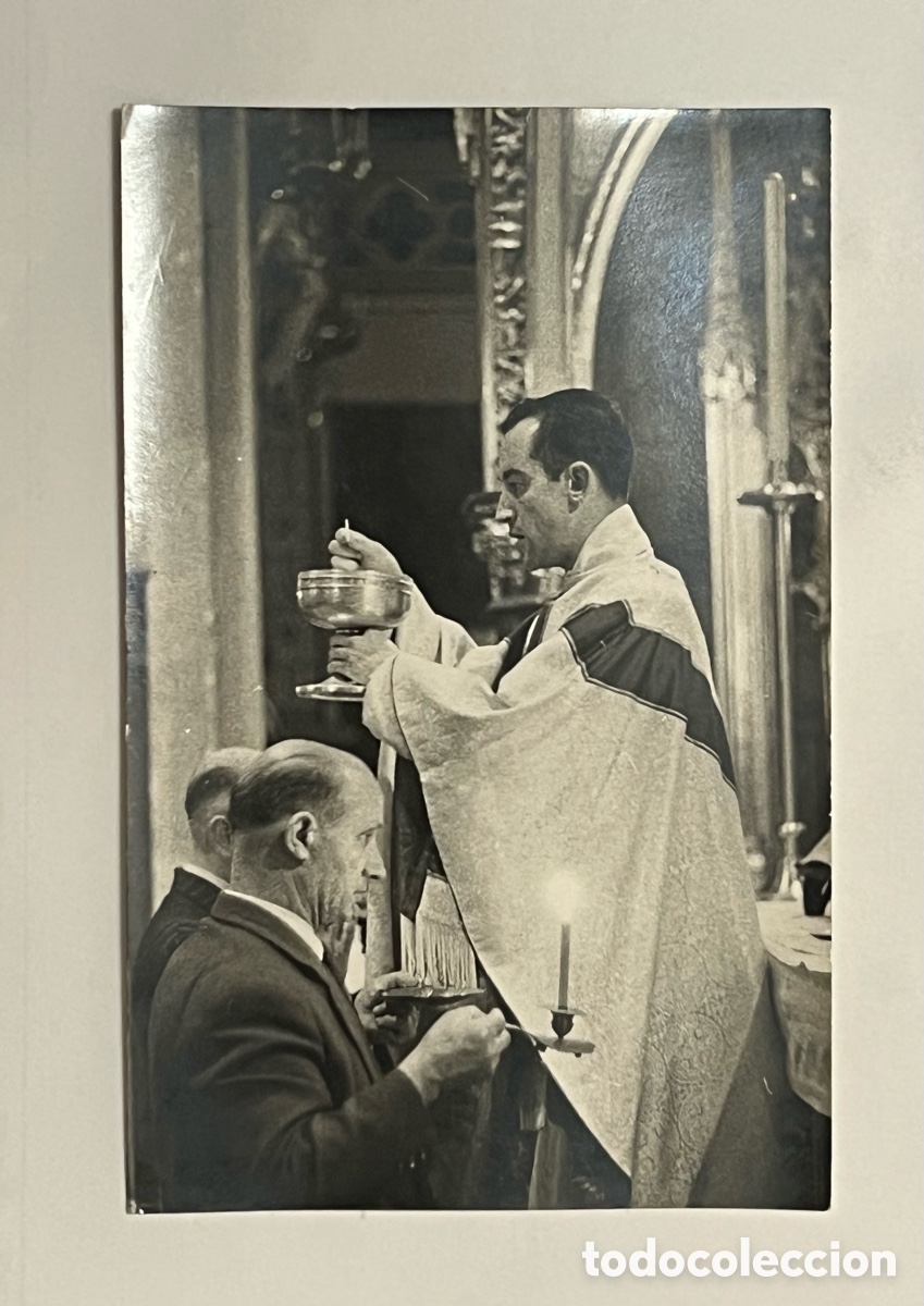 Fotograf&iacute;a antigua: SACERDOTE el d&iacute;a de su Ordenaci&oacute;n acompa&ntilde;ado por sus Padrinos (h.1970?) Med&iacute;das: 14 x 9 cm