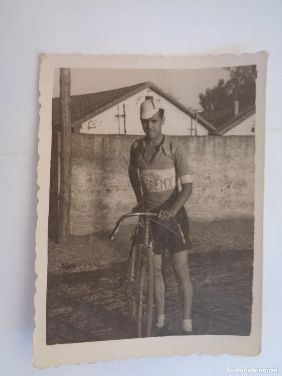 Fotograf&iacute;a antigua: CICLISMO : FOTO DE UN CICLISTA CON SU BICICLETA