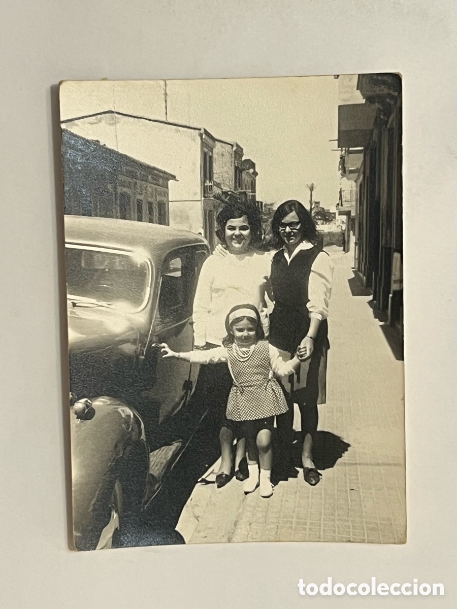 Fotograf&iacute;a antigua: EL CABA&Ntilde;AL, Valencia. Fotograf&iacute;a Jovencitas junto al coche.. (a.1966) Medidas: 7,5 x 10,5 cm