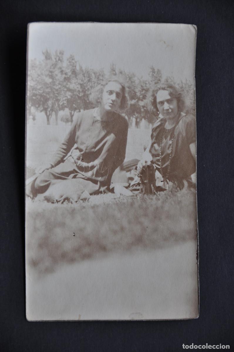 Fotograf&iacute;a antigua: FOTOGRAF&Iacute;A DE MADRE E HIJA EN EL CAMPO