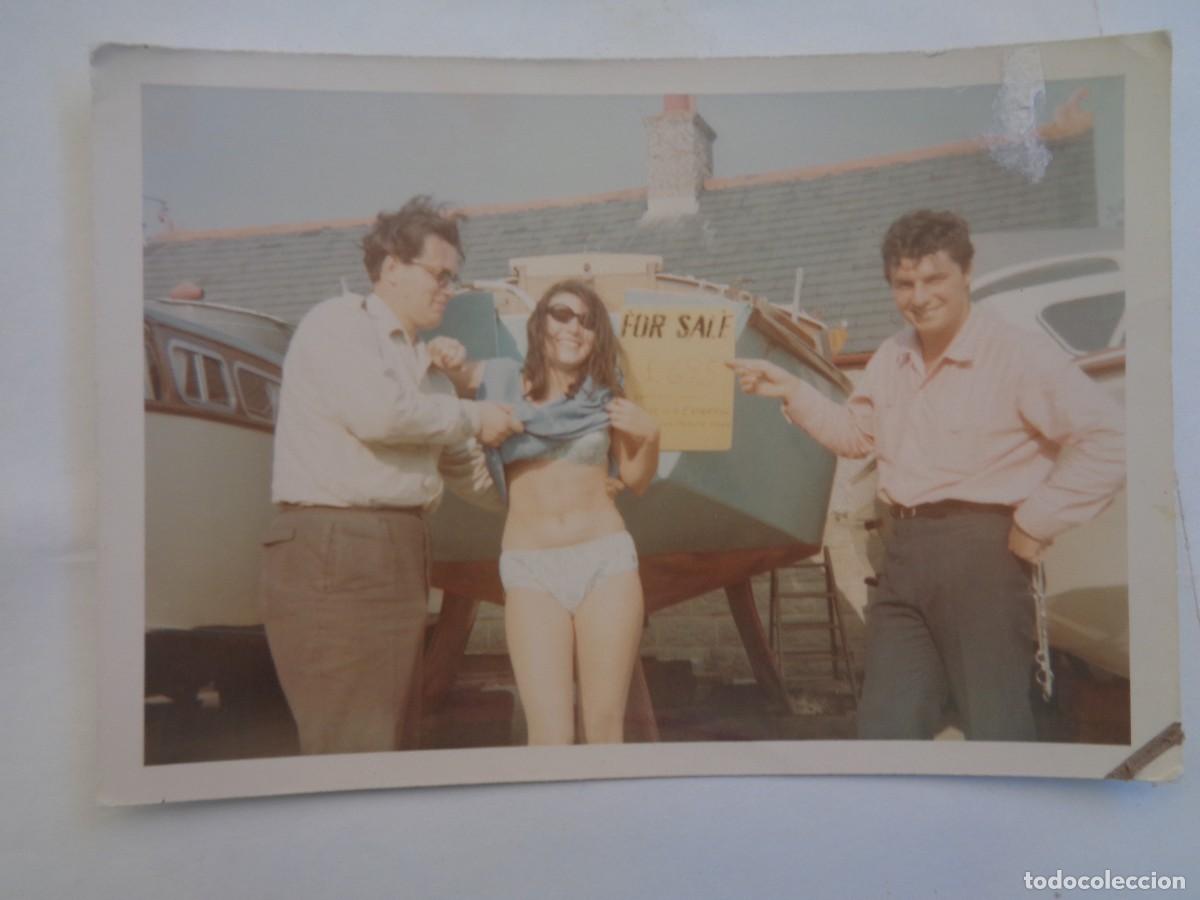 Fotograf&iacute;a antigua: FOTO DE GENTE DE CACHONDEO &uml; SE VENDE &uml; : LANCHA O CHICA EN ROPA INTERIOR ?