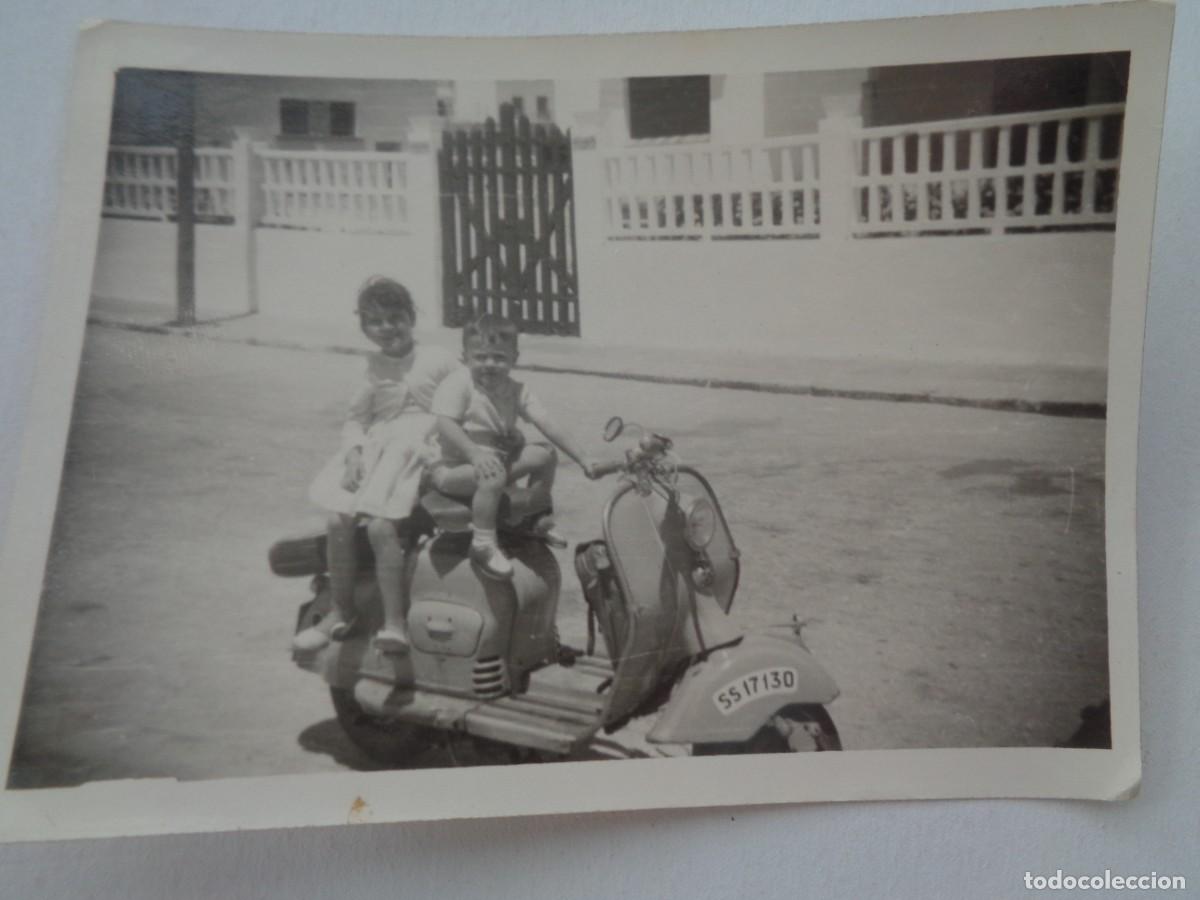 Fotograf&iacute;a antigua: FOTO DE NI&Ntilde;OS EN UNA MOTO VESPA MATRICULA DE SAN SEBASTIAN