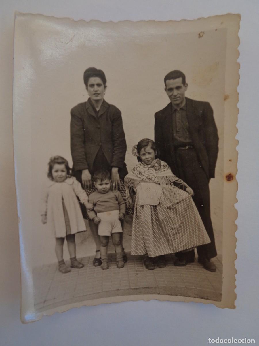 Fotograf&iacute;a antigua: FOTO DE PAREJA CON NI&Ntilde;OS , NI&Ntilde;AVESTIDA DE FLAMENCA CON MANTON DE MANILA