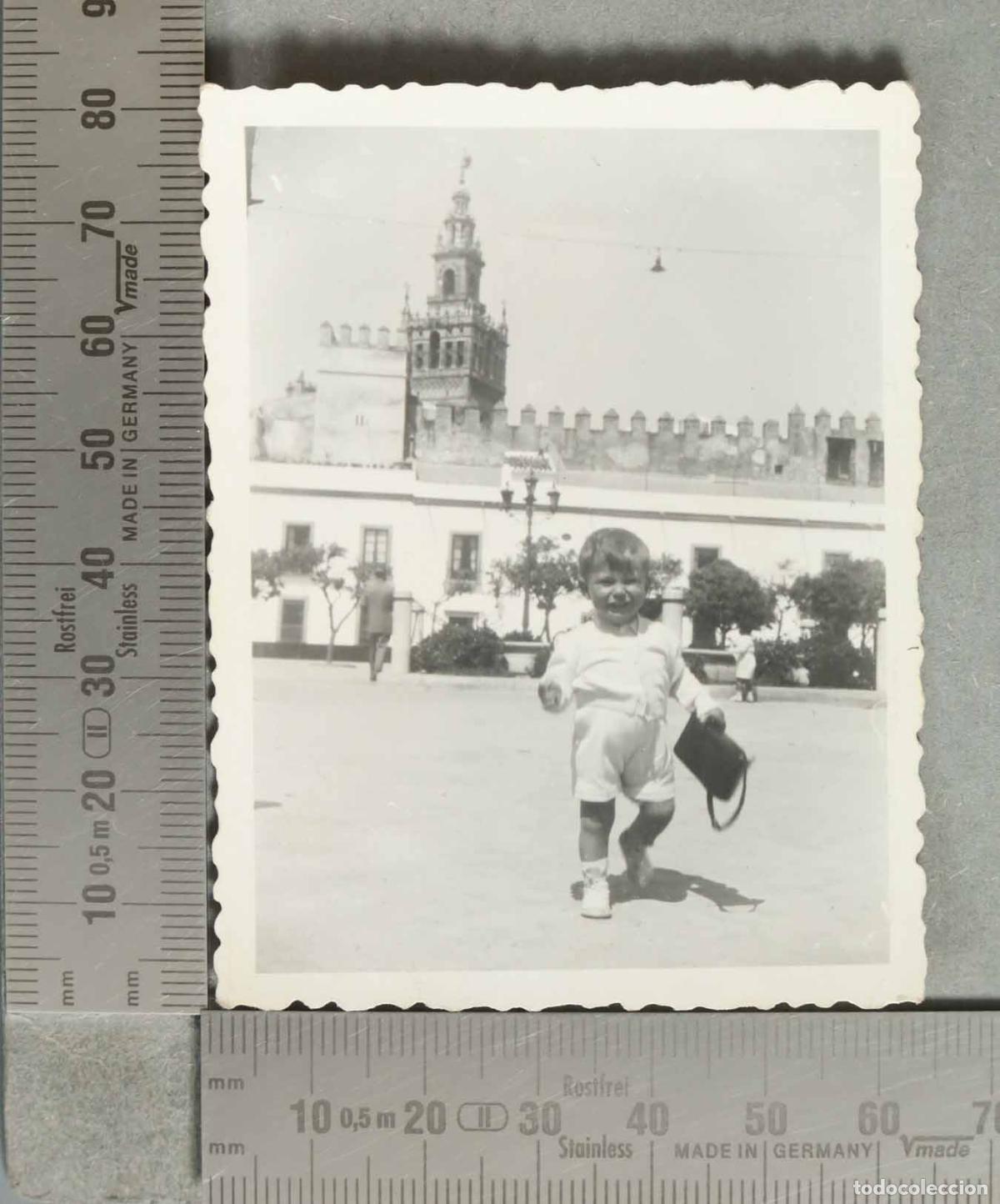 Fotograf&iacute;a antigua: FOTOGRAFIA. NI&Ntilde;O EN CALLE SEVILLA hacia 1940