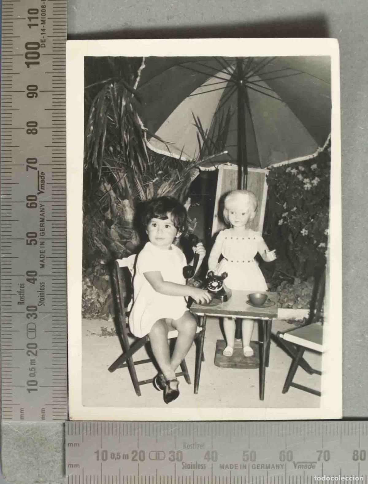Fotograf&iacute;a antigua: FOTOGRAFIA. NI&Ntilde;A JUGANDO CON MU&Ntilde;ECA TELEFONO DE JUGUETE hacia 1950