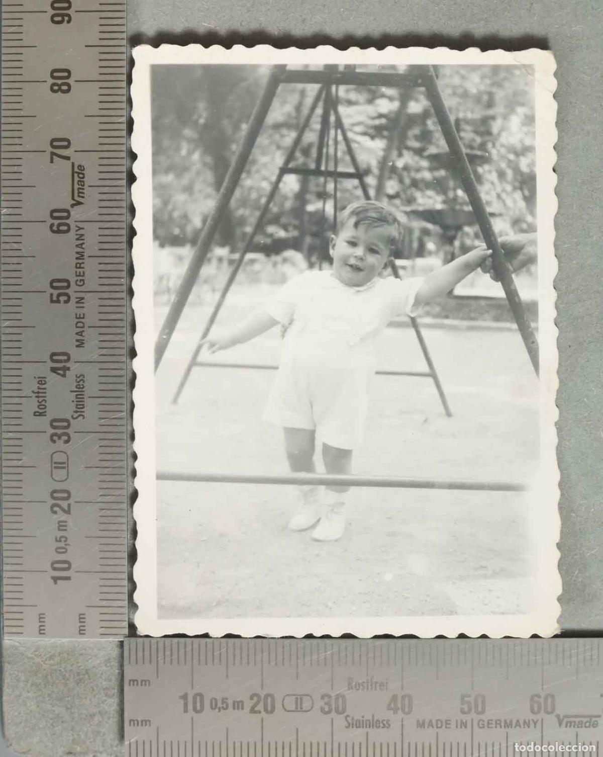 Fotograf&iacute;a antigua: FOTOGRAFIA. NI&Ntilde;O COLUMPIOS hacia 1940