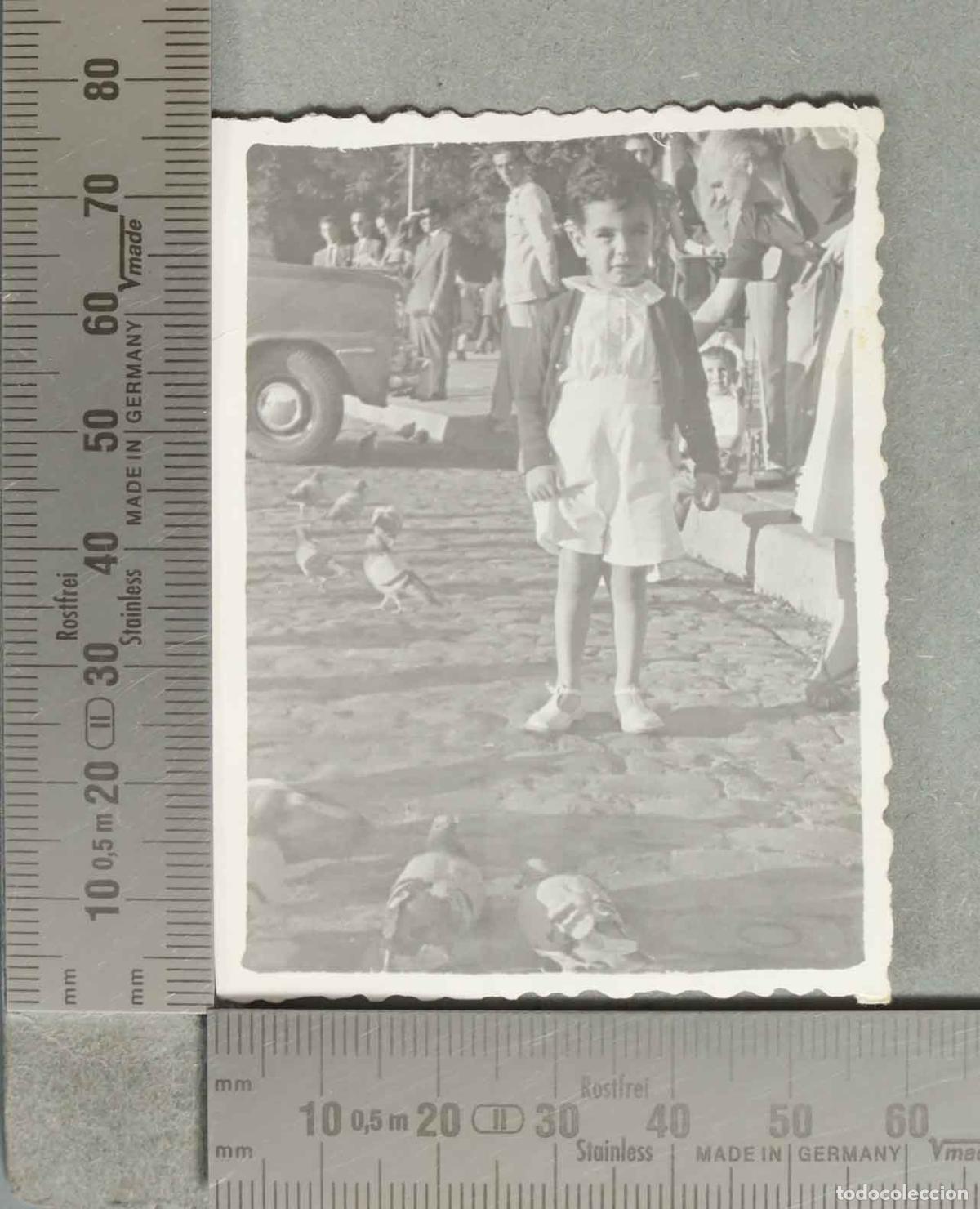 Fotograf&iacute;a antigua: FOTOGRAFIA. NI&Ntilde;O CON PALOMAS hacia 1940