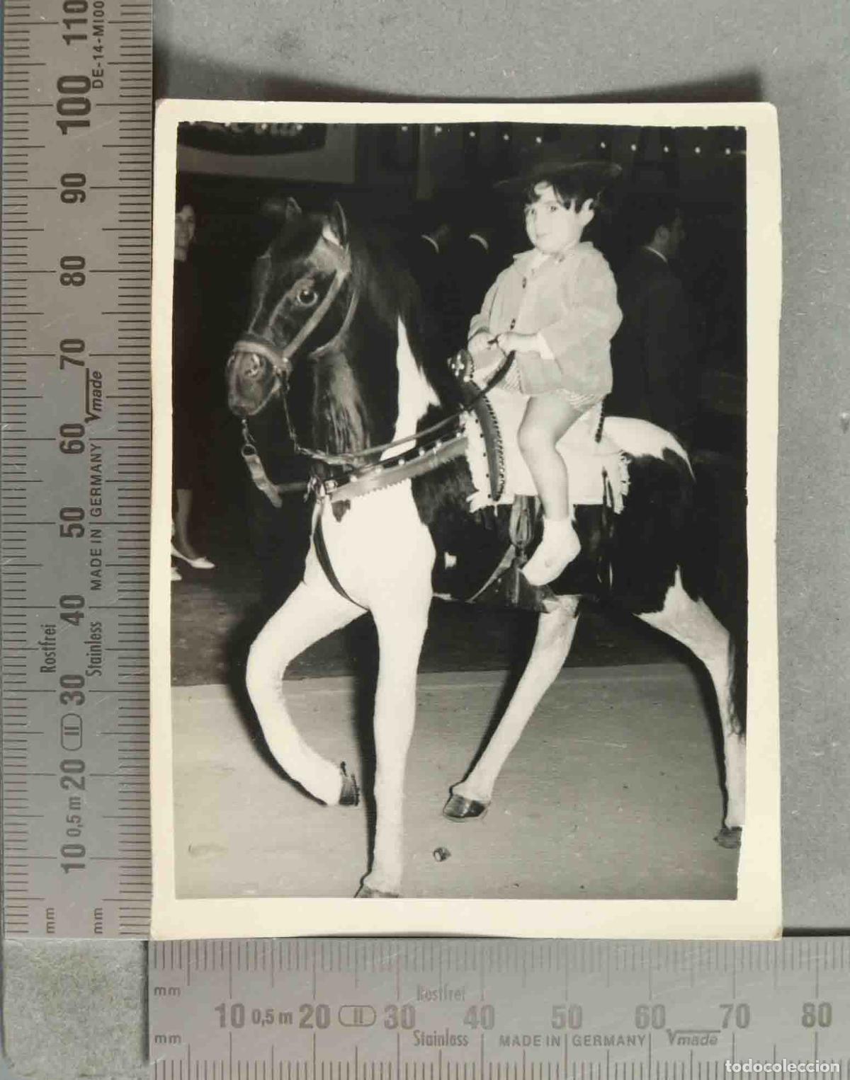 Fotograf&iacute;a antigua: FOTOGRAFIA. NI&Ntilde;O MONTANDO EN CABALLO JUGUETE HACIA 1950