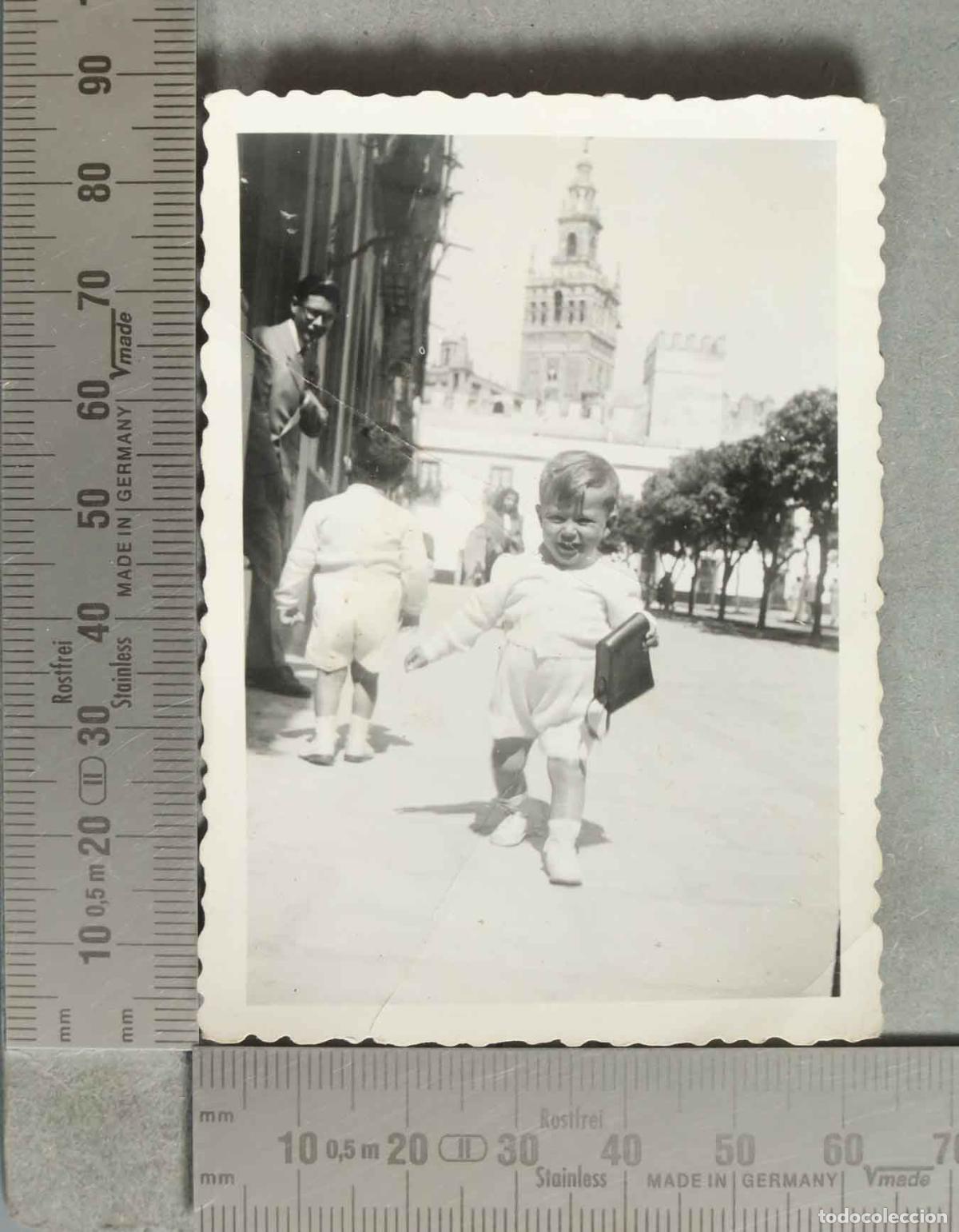 Fotograf&iacute;a antigua: FOTOGRAFIA. NI&Ntilde;O CAMINANDO POR SEVILLA hacia 1940