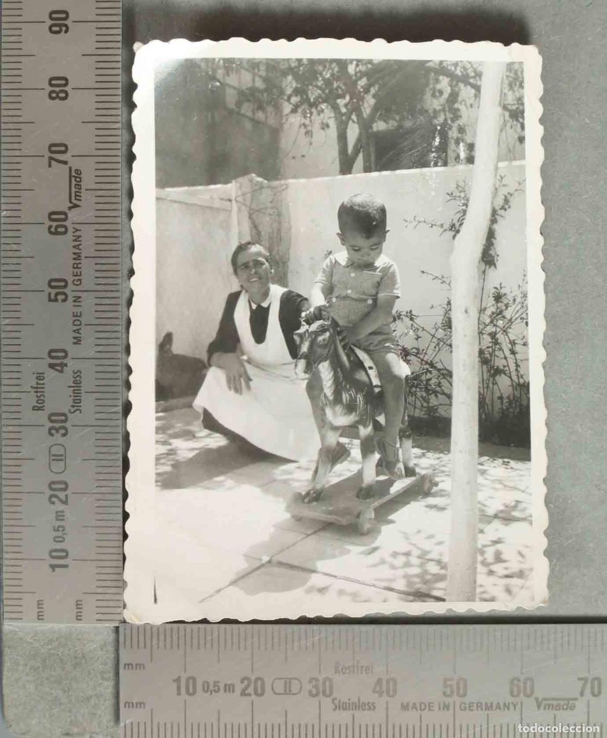 Fotograf&iacute;a antigua: FOTOGRAFIA. NI&Ntilde;O CON ASISTENTA JUGANDO CABALLO hacia 1940