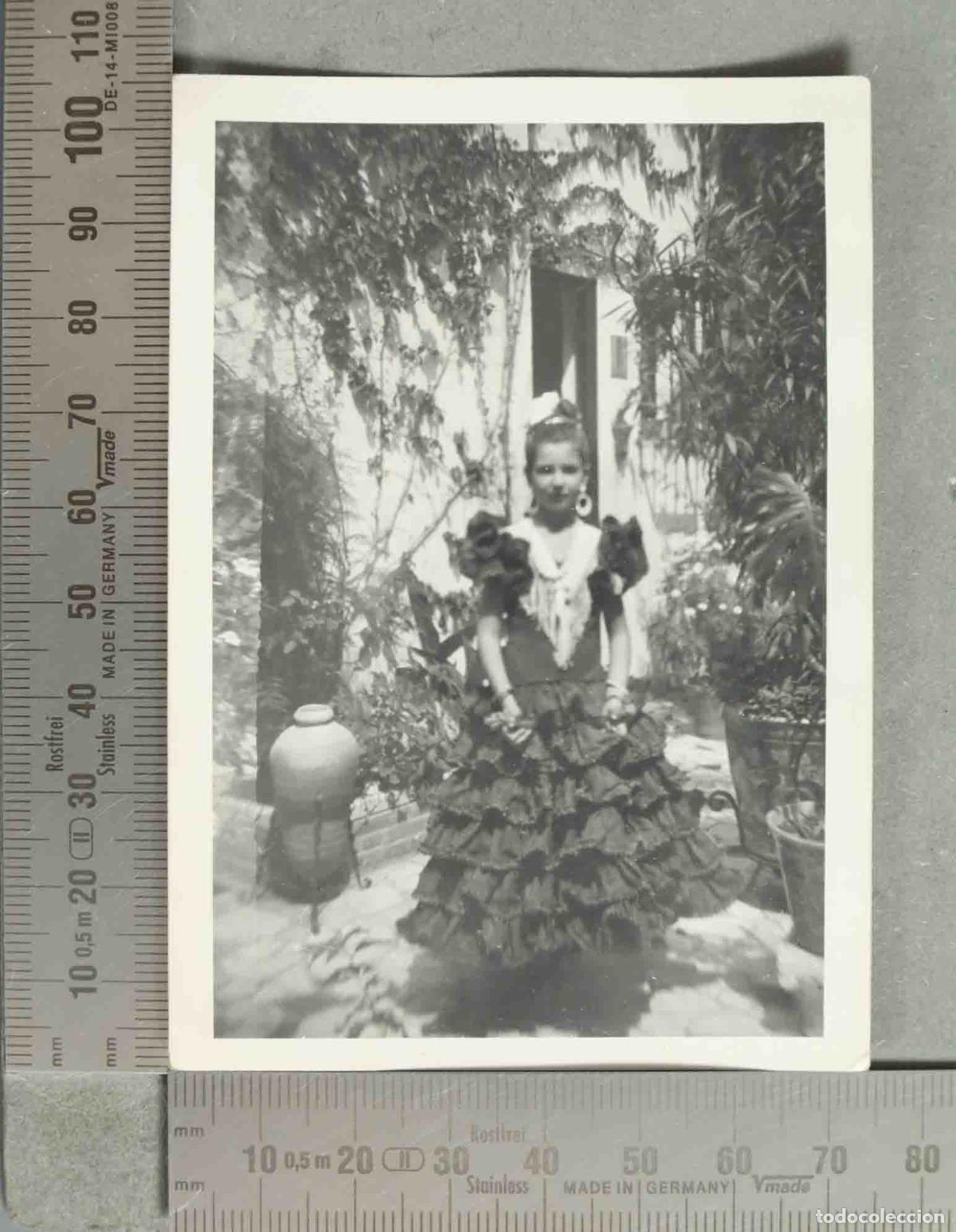 Fotograf&iacute;a antigua: FOTOGRAFIA. NI&Ntilde;A EN PATIO SEVILLANO hacia 1940