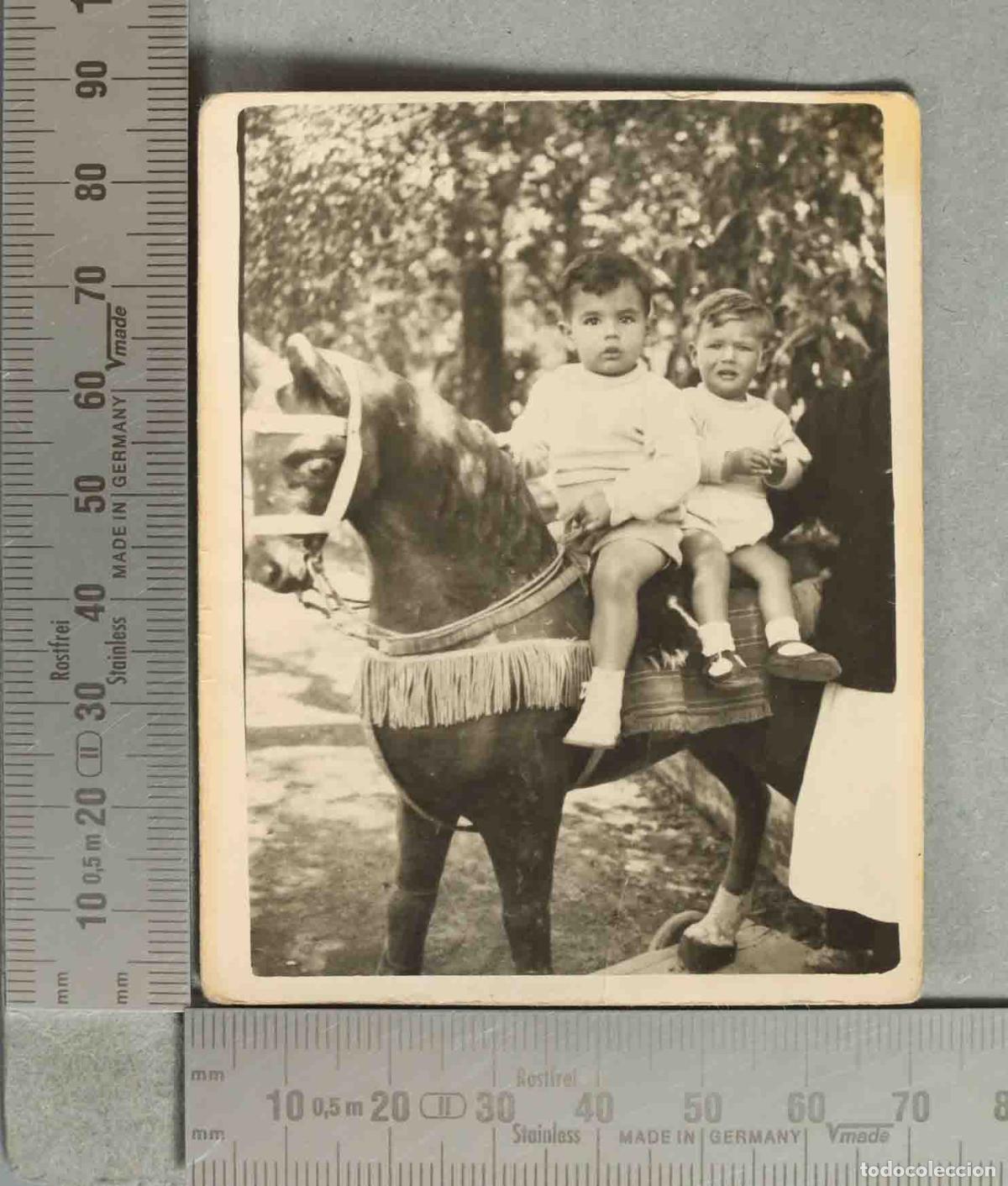Fotograf&iacute;a antigua: FOTOGRAFIA. NI&Ntilde;OS MONTADOS EN CABALLO DE JUGUETE hacia 1940