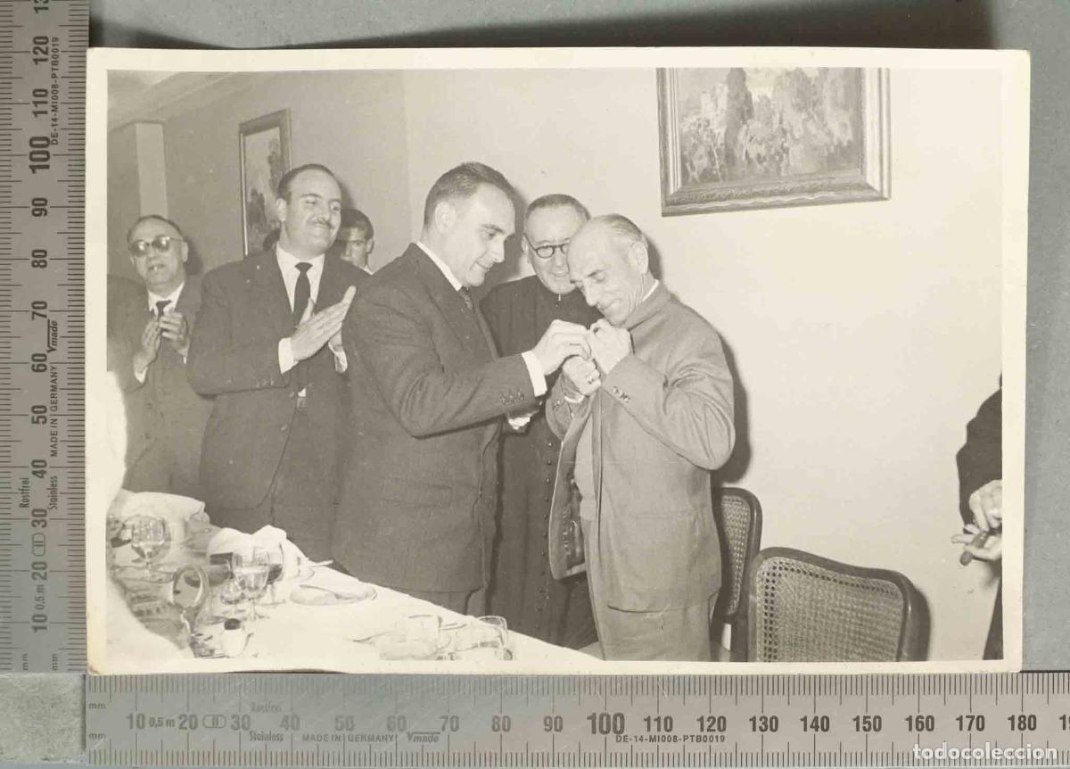 Fotograf&iacute;a antigua: FOTOGRAFIA. CONCESION DE MEDALLA. CON SACERDOTE hacia 1950