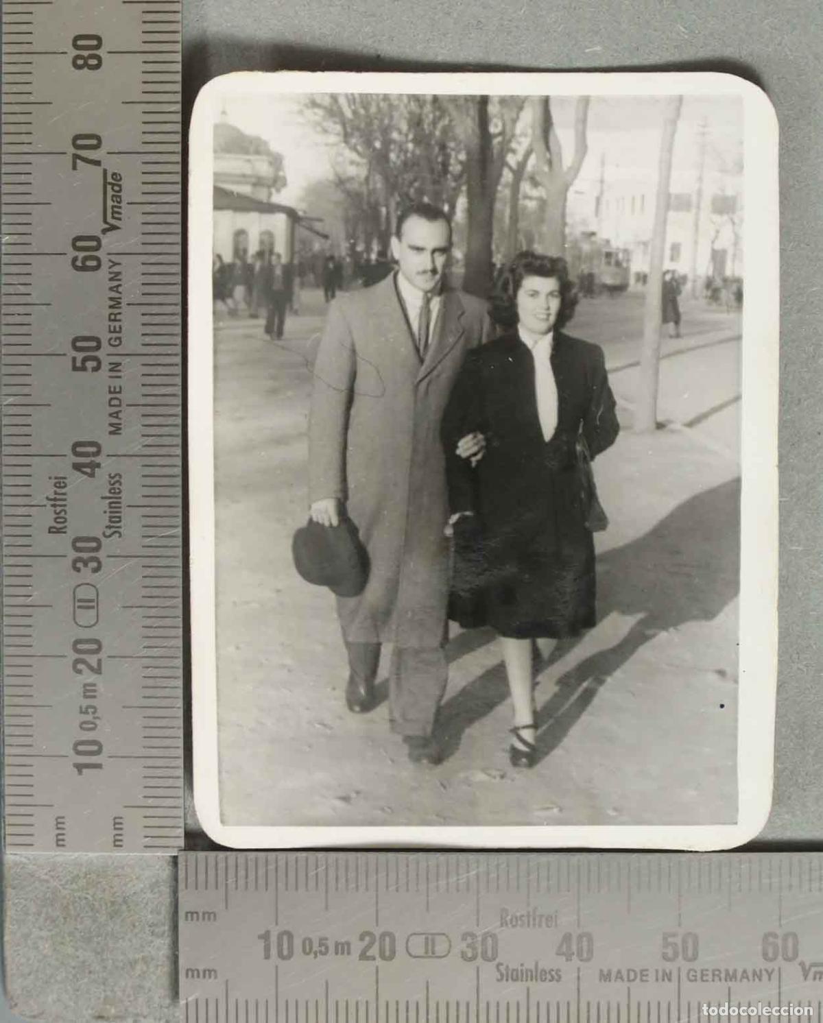Fotograf&iacute;a antigua: FOTOGRAFIA. PAREJA PASEANDO hacia 1940