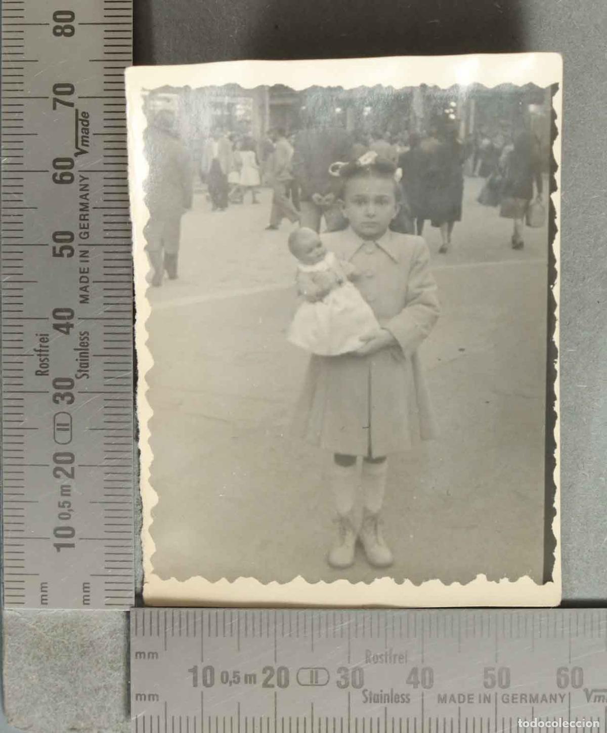 Fotograf&iacute;a antigua: FOTOGRAFIA. NI&Ntilde;A CON MU&Ntilde;ECA hacia 1940