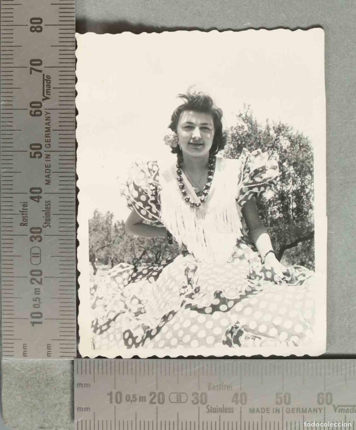 Fotograf&iacute;a antigua: FOTOGRAFIA. MUJER TRAJE ANDALUZA hacia 1940
