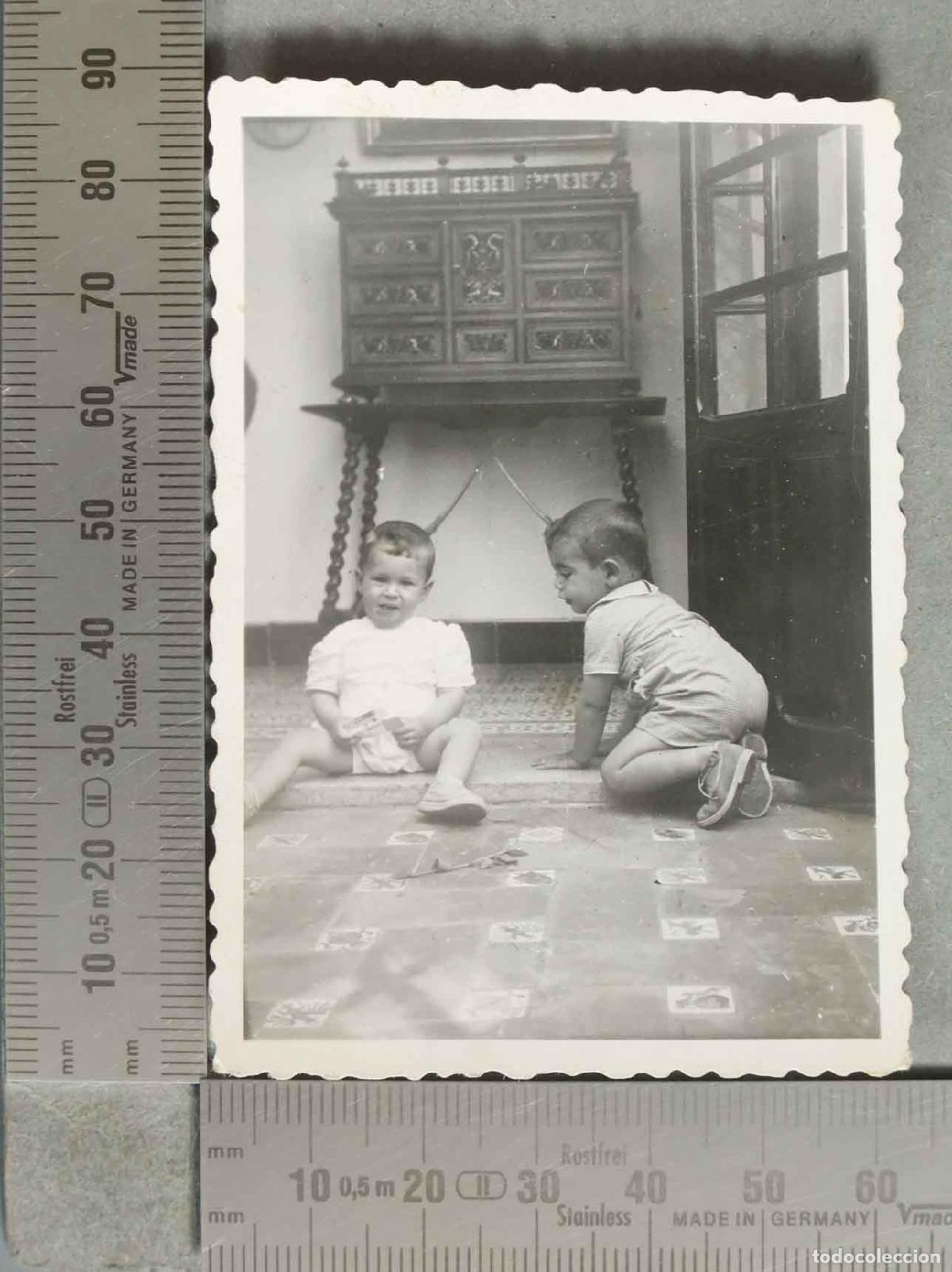 Fotograf&iacute;a antigua: FOTOGRAFIA. NI&Ntilde;OS JUGANDO EN EL SUELO hacia 1940