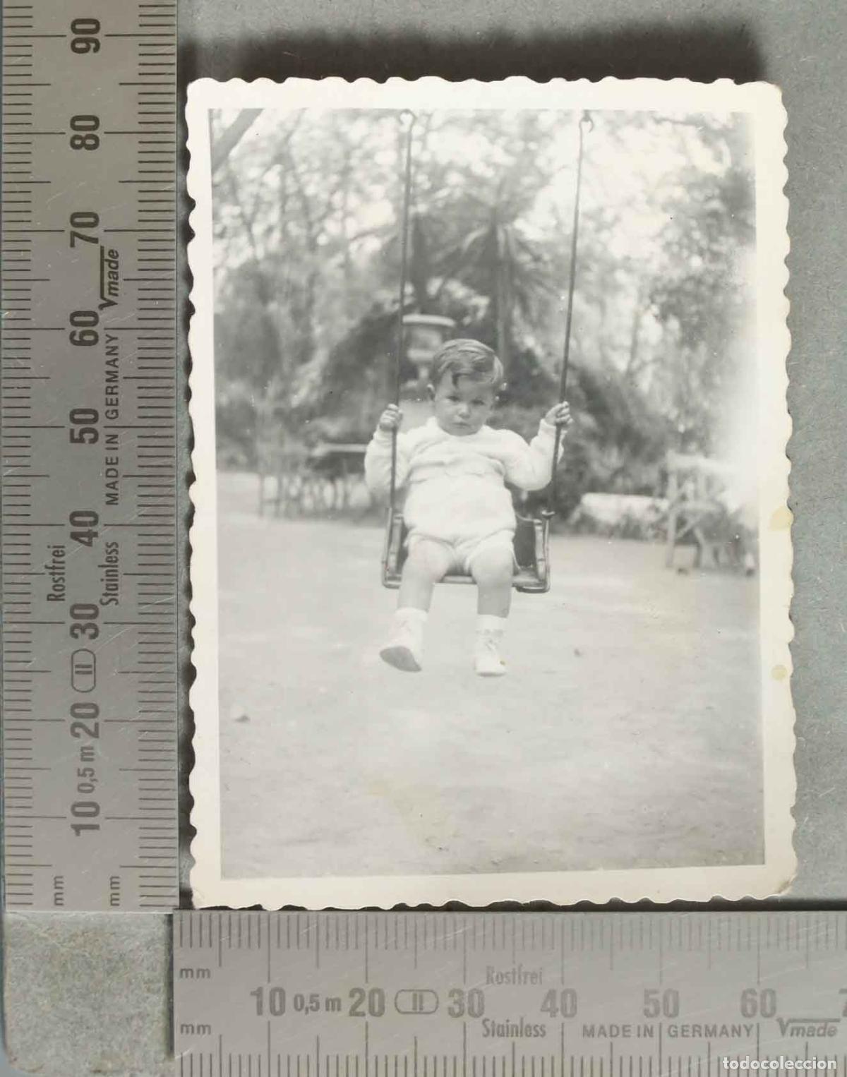 Fotograf&iacute;a antigua: FOTOGRAFIA. NI&Ntilde;O COLUMPIO hacia 1940