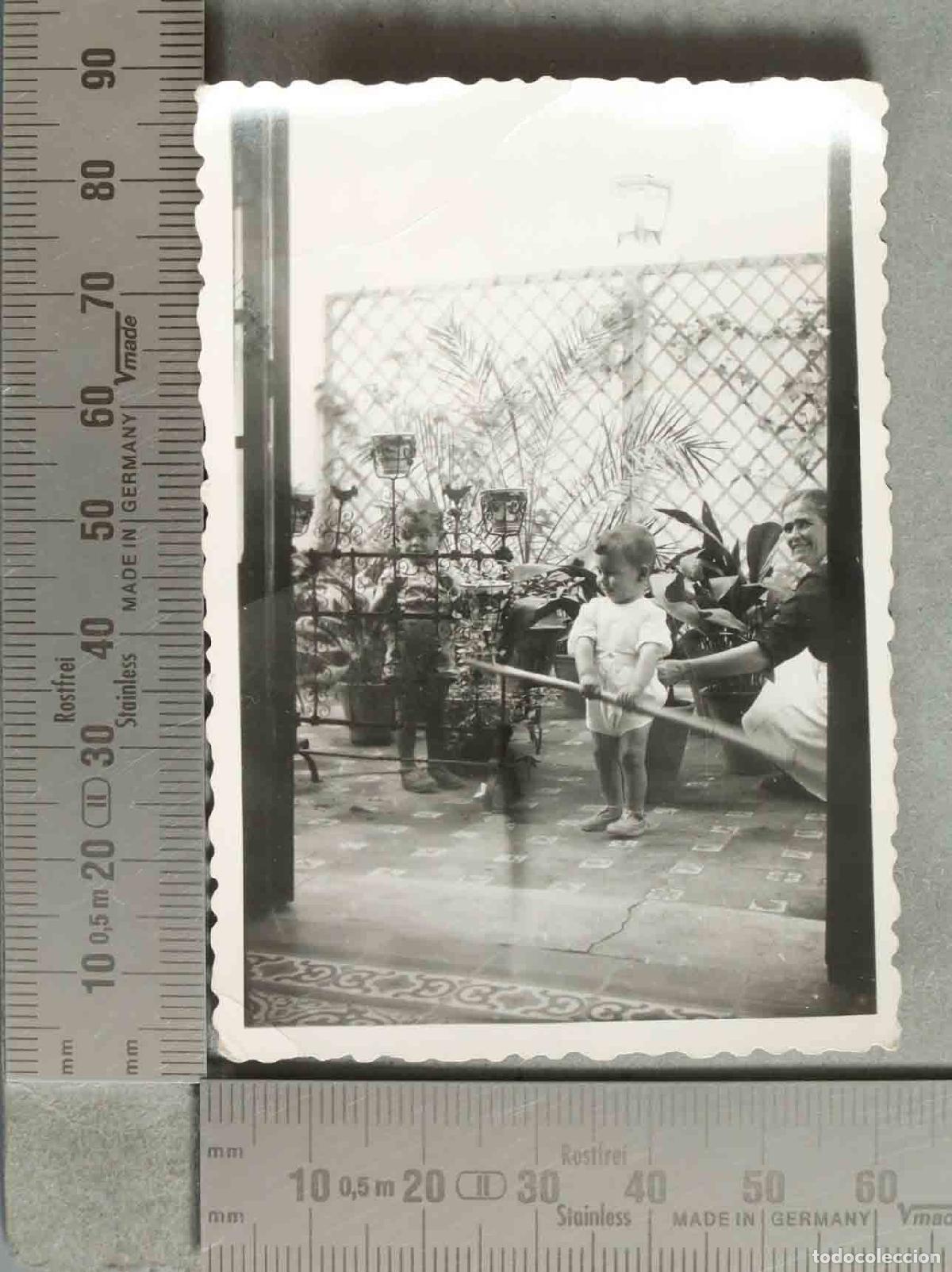 Fotograf&iacute;a antigua: FOTOGRAFIA. EN EL PATIO CON ASISTENTA NI&Ntilde;OS hacia 1940