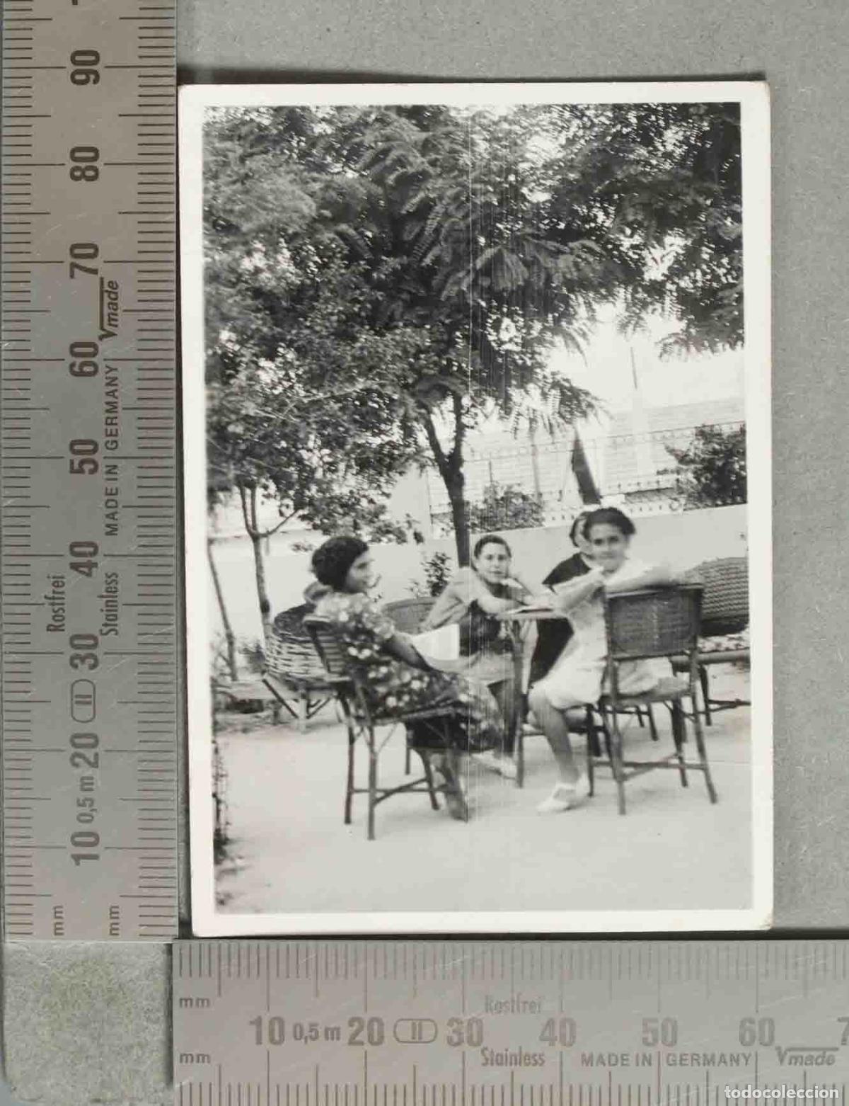 Fotograf&iacute;a antigua: FOTOGRAFIA. EN EL PATIO SENTADOS hacia 1940