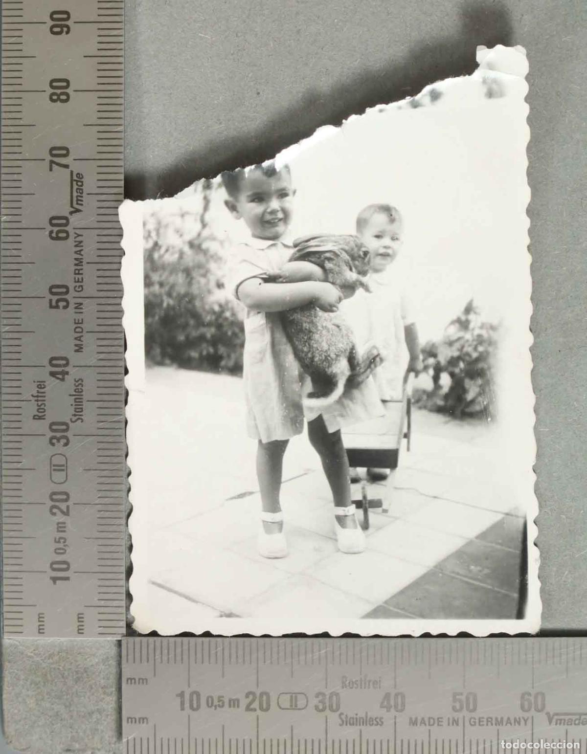 Fotograf&iacute;a antigua: FOTOGRAFIA. NI&Ntilde;O CON CONEJO hacia 1940