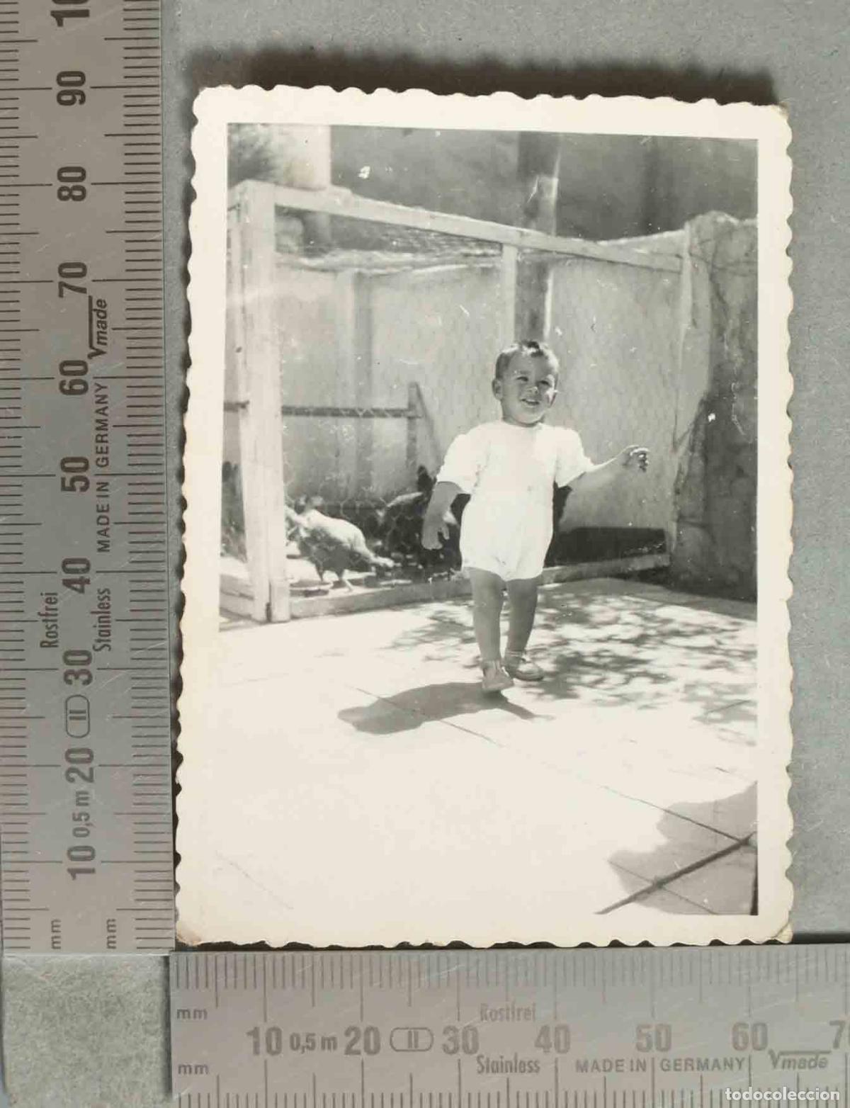 Fotograf&iacute;a antigua: FOTOGRAFIA. NI&Ntilde;O CON GALLINERO hacia 1940