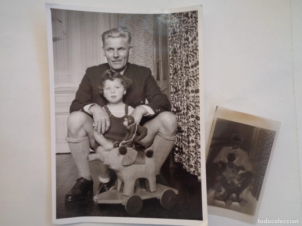 Fotograf&iacute;a antigua: FOTO DE SE&Ntilde;OR CON PANTALON CORTO ( ALEMAN ) Y NI&Ntilde;O CON JUGUETE + NEGATIVO. A&Ntilde;OS 40