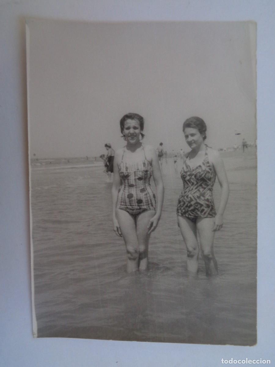 Fotograf&iacute;a antigua: FOTO DE MUJERES EN BA&Ntilde;ADOR EN LA PLAYA . PUNTA UMBRIA, 1963