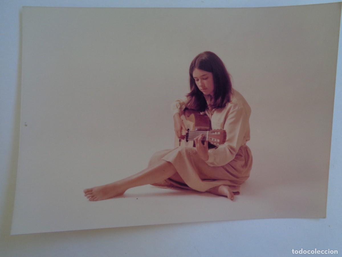 Fotograf&iacute;a antigua: FOTO DE CHICA TOCANDO LA GUITARRA , 1978