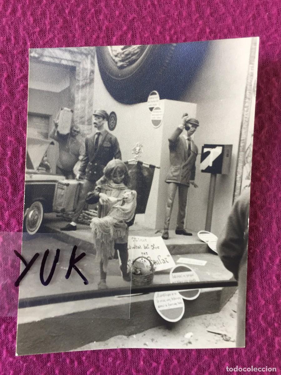 Fotograf&iacute;a antigua: FOTO DETALLE FALLA DE LOS TAXISTAS DE VALENCIA - NINOT INDULTAT - 1966 -FALLAS - FOTOGRAFIA ORIGINAL