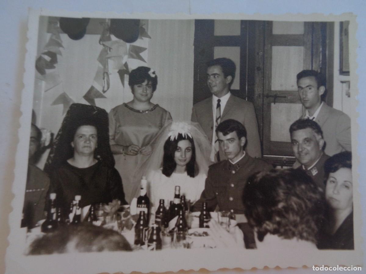 Fotografia antiga: FOTO DE BODA DE UN GUARDIA CIVIL , CONVITE , BOTELLINES , ETC