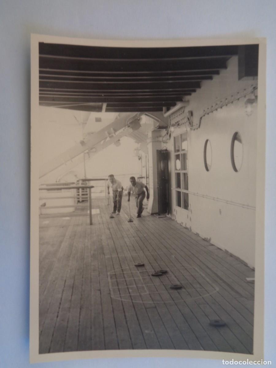 Fotografia antiga: FOTO DE HOMBRES JUGANDO AL TEJO EN LA CUBIERTA DE UN BARCO