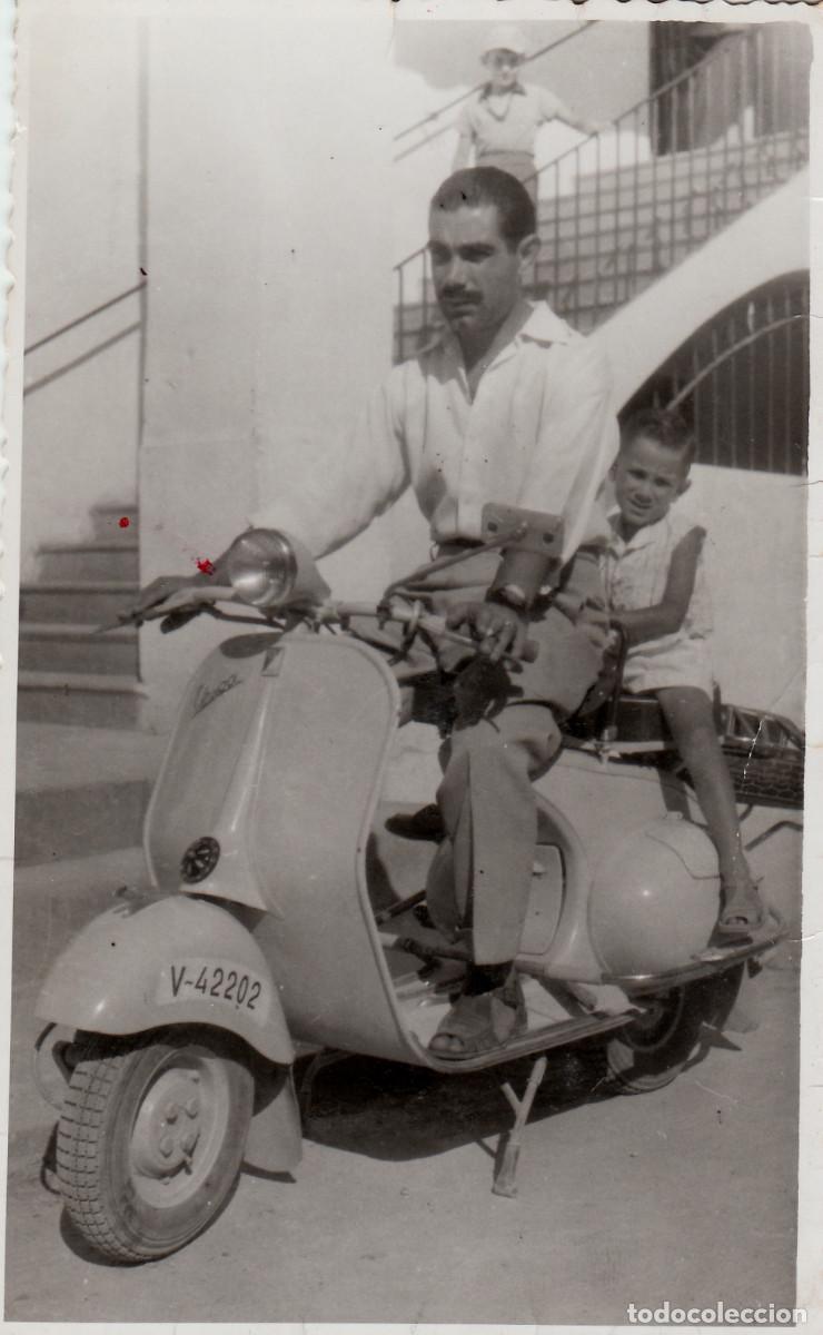 Photographie ancienne: Padre e hijo montados en su moto Vespa. A&ntilde;os 60 sv