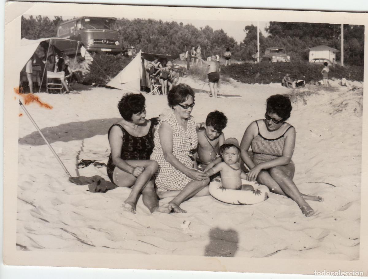 Photographie ancienne: Domingueros en la playa. De camping. Coches antiguos. Furgoneta Mercedes, Seat 600. A&ntilde;os 60. pc