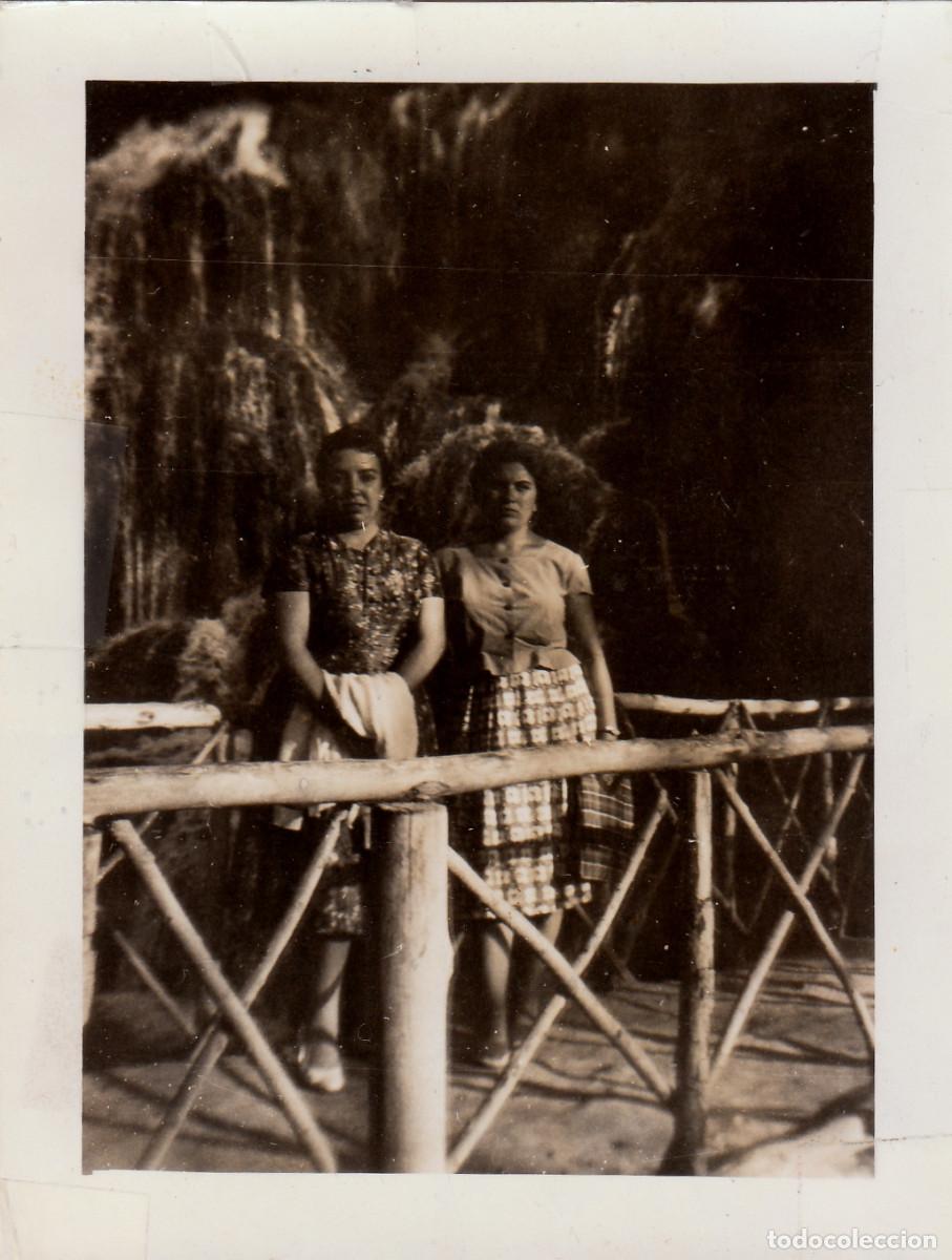 Fotograf&iacute;a antigua: Mujeres en el Monasterio de Piedra, Nu&eacute;valos, Zaragoza. A&ntilde;os 50 g aa