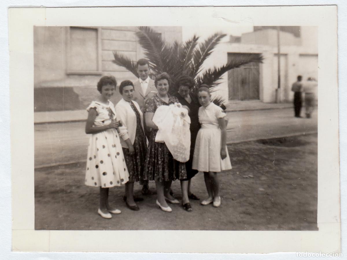 Fotograf&iacute;a antigua: 5 fotos. Mujer con su beb&eacute; y familia en la huerta y ciudad de Castell&oacute;n. A&ntilde;os 50 g aa