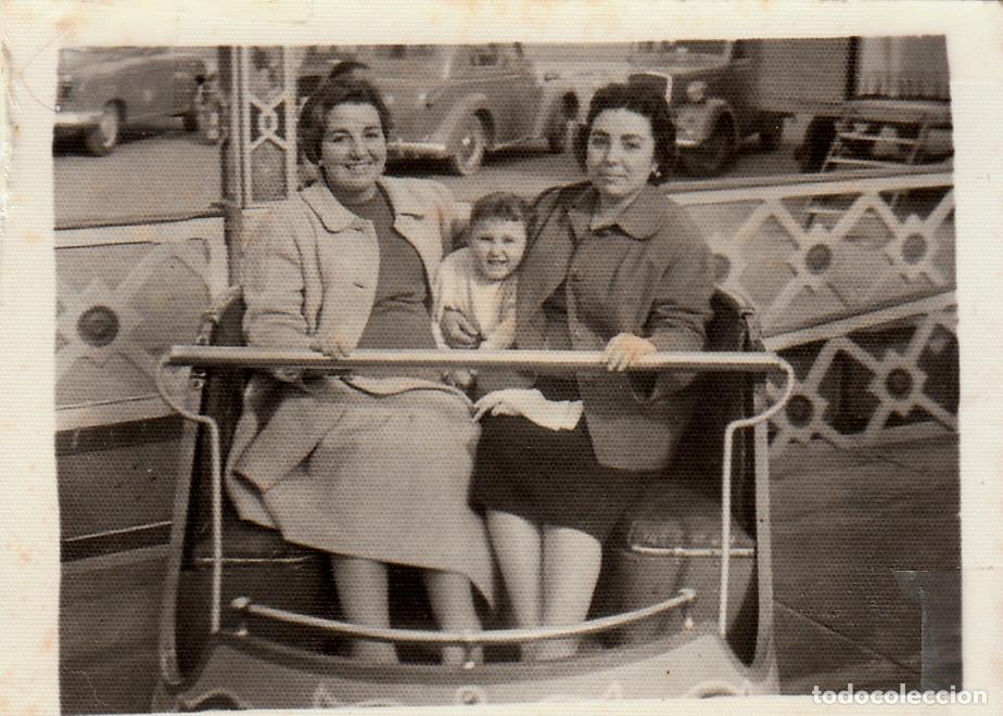 Fotograf&iacute;a antigua: Chicas en la feria. Coches antiguos. A&ntilde;os 60 g aa