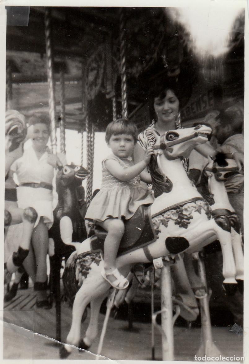 Fotograf&iacute;a antigua: Ni&ntilde;a en la feria. Tiovivo. Caballito. A&ntilde;os 60 g aa
