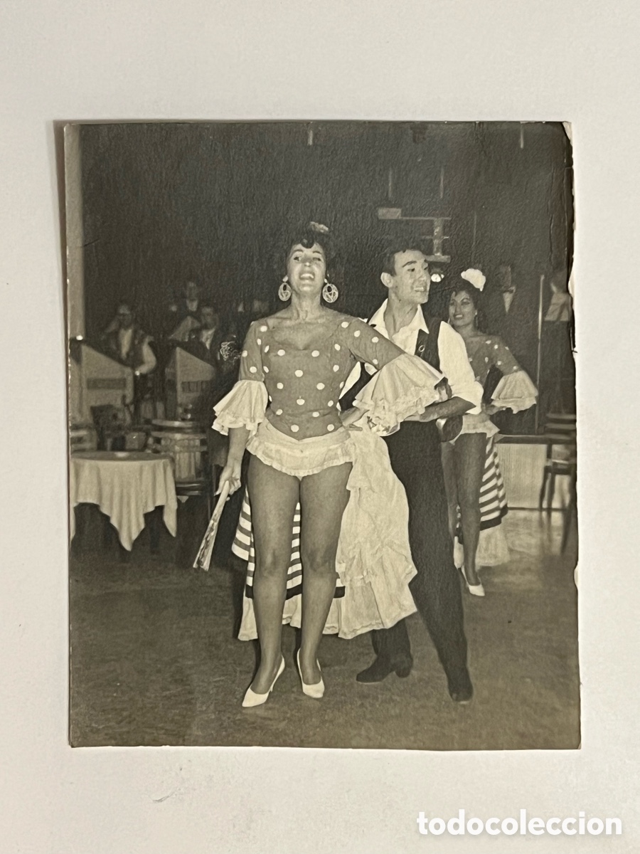 Fotograf&iacute;a antigua: ALEJANDRO VARGAS Y su Ballet en una Sala de Fiestas Madrile&ntilde;a.. (h.1970?) Med&iacute;das: 8 x 9,5 cm