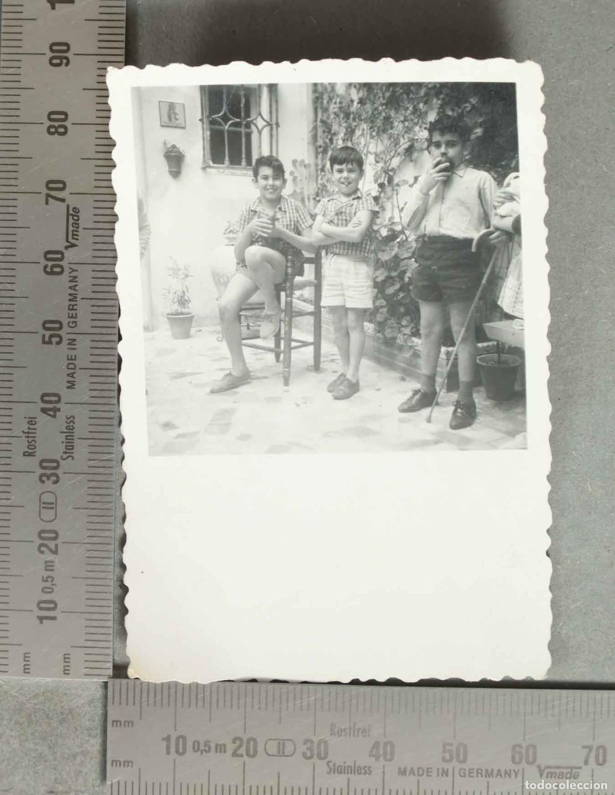 Antique Photography: FOTOGRAFIA. NI&Ntilde;OS EN PATIO COMIENDO hacia 1940