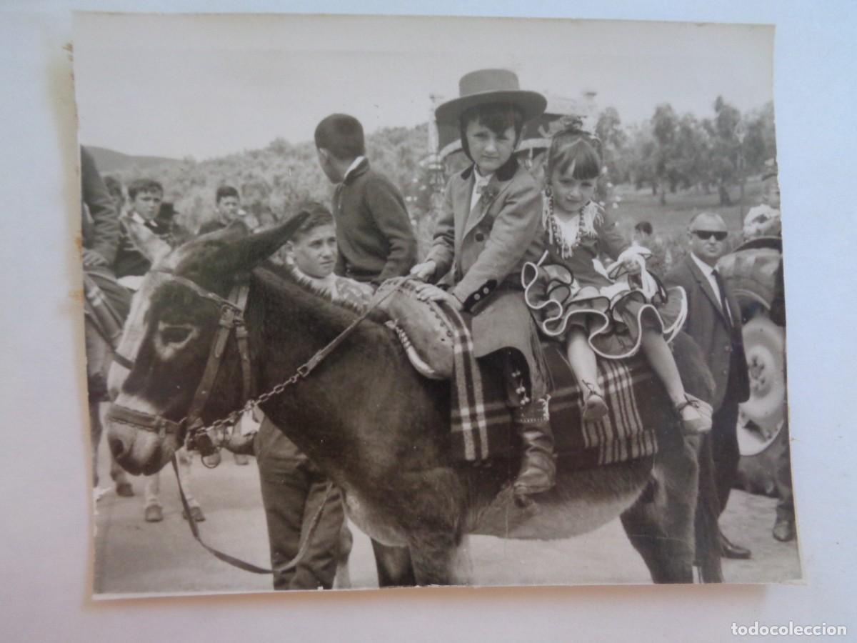 Fotograf&iacute;a antigua: FOTO DE FERIA: NI&Ntilde;A VESTIDA DE FLAMENCA Y NI&Ntilde;O DE CAMPERO EN UN BURRO