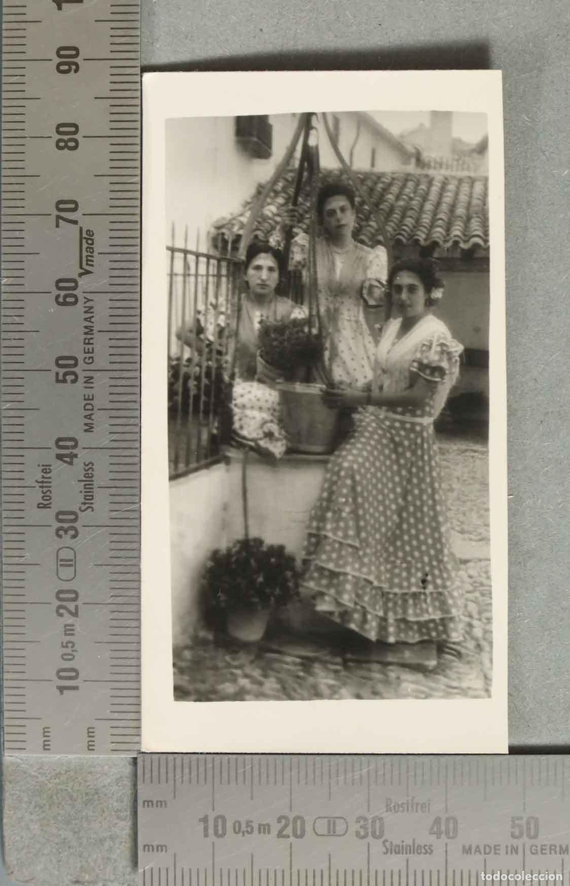 Fotograf&iacute;a antigua: FOTOGRAFIA. MUJERES CON TRAJE ANDALUZ EN POZO hacia 1930
