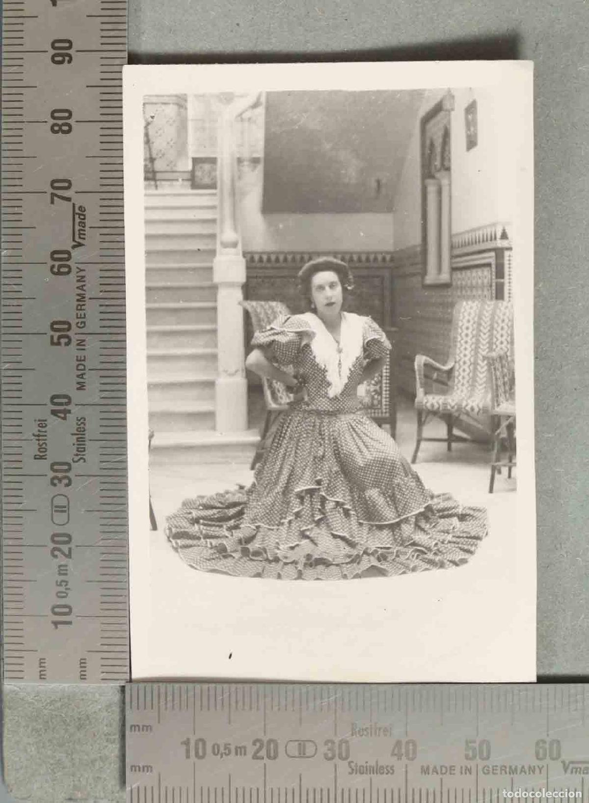 Fotograf&iacute;a antigua: FOTOGRAFIA. MUJER EN CASA CON INTERIOR GRANADINO hacia 1940