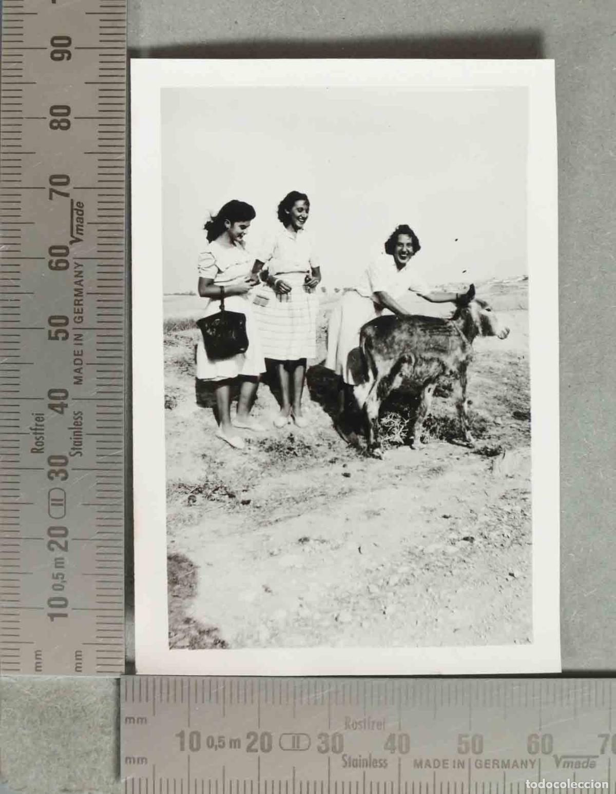 Fotograf&iacute;a antigua: FOTOGRAFIA. MUJERES CON BURRO. hacia 1940