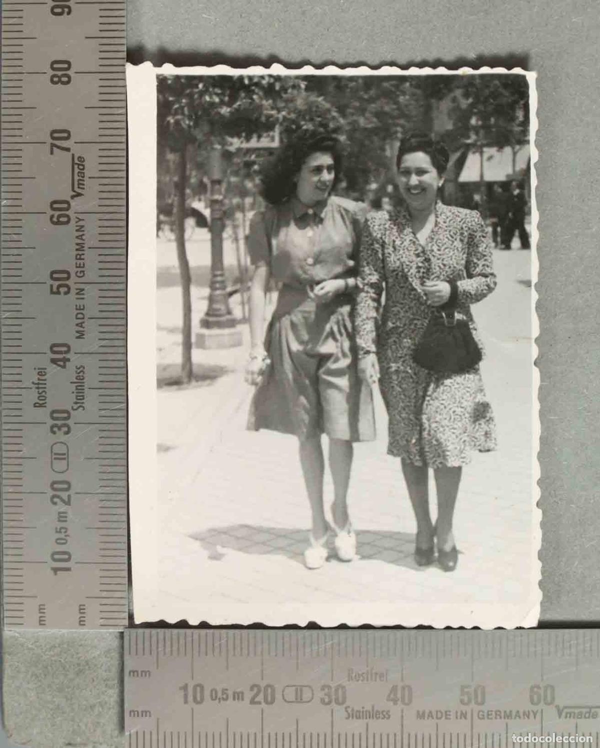 Antique Photography: FOTOGRAFIA. MUJERES CAMINANDO hacia 1940