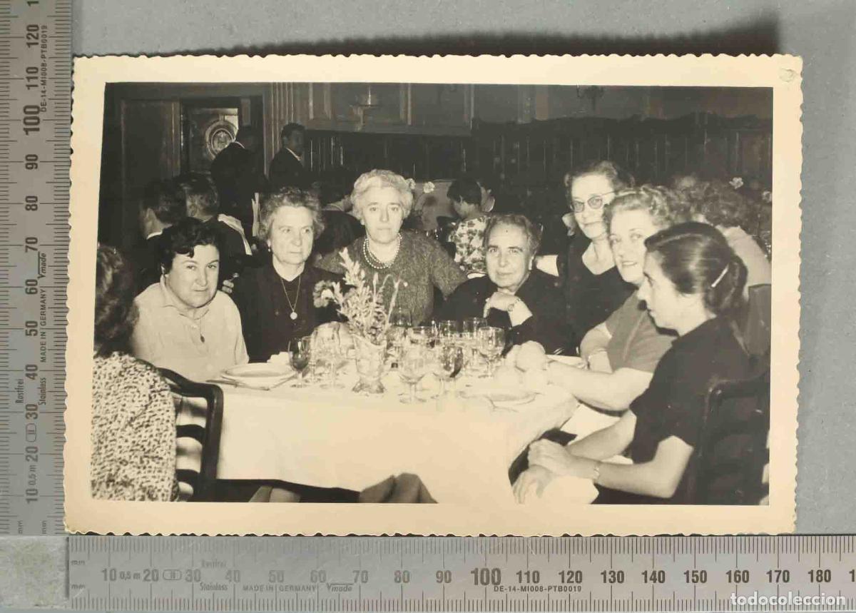 Fotografia antiga: FOTOGRAFIA. COMIDA AMIGAS. hacia 1940