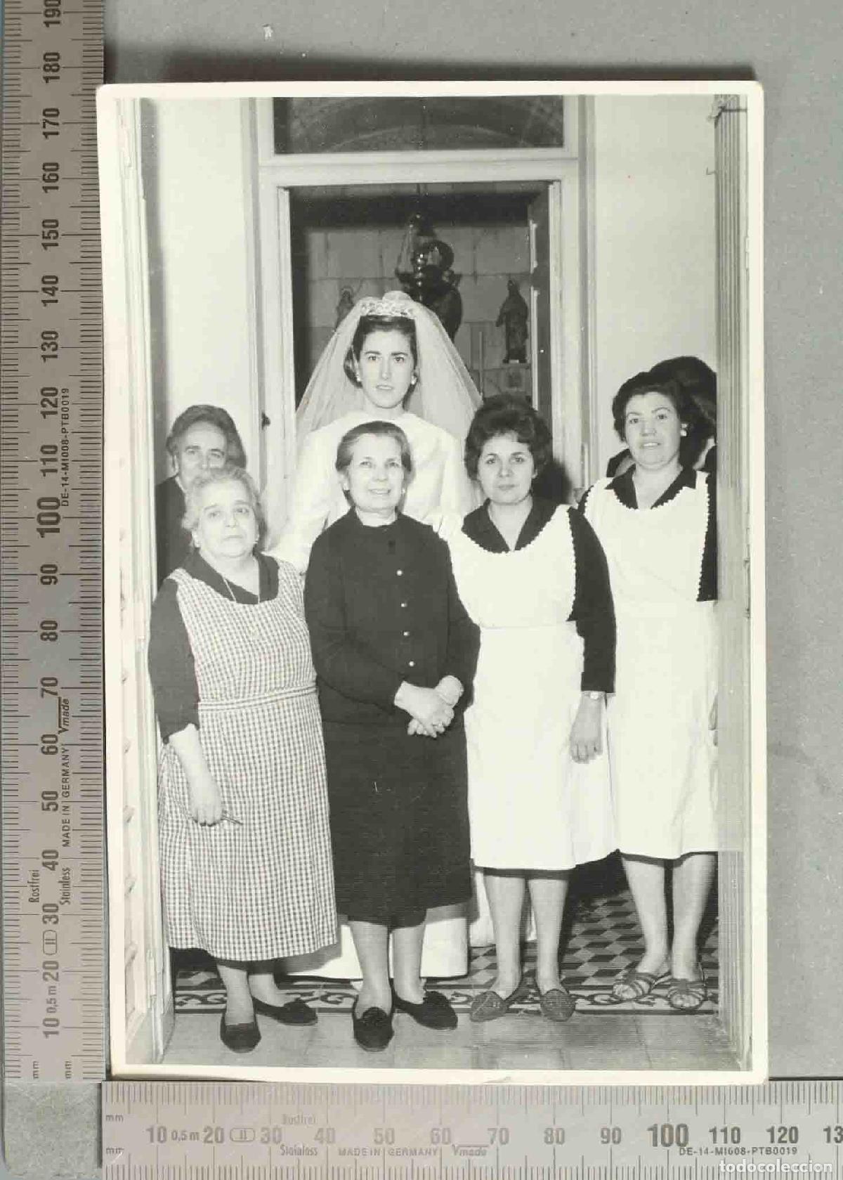Fotografia antiga: FOTOGRAFIA. ASISTENTAS CON SE&Ntilde;ORA BODA. HACIA 1950