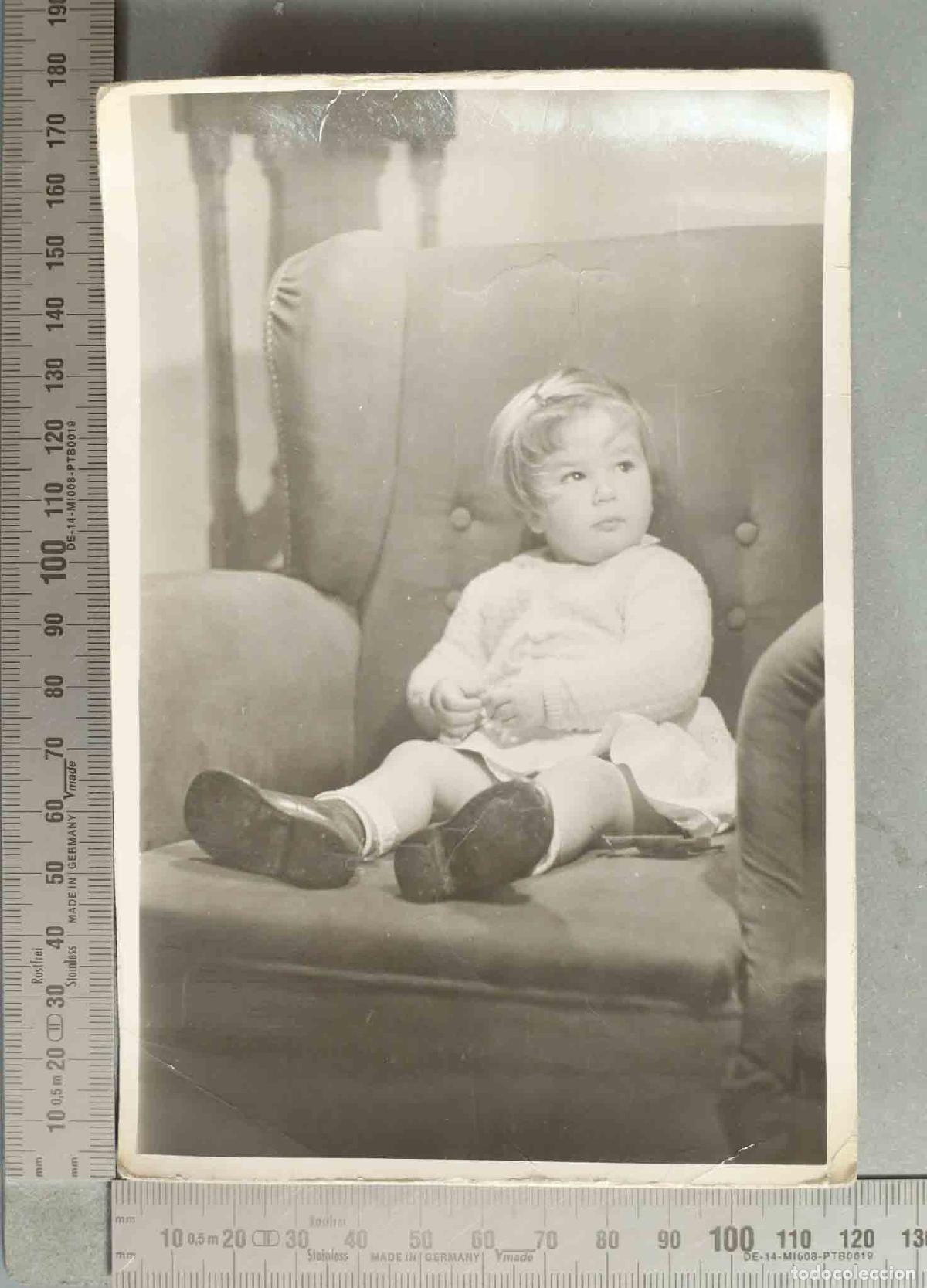 Fotografia antiga: FOTOGRAFIA. NI&Ntilde;A EN SILLON HACIA 1950